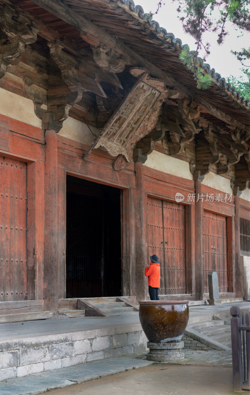 佛光寺大殿古建筑前穿红衣的人