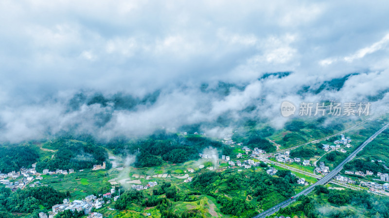 云层下的湖北恩施乡村美景