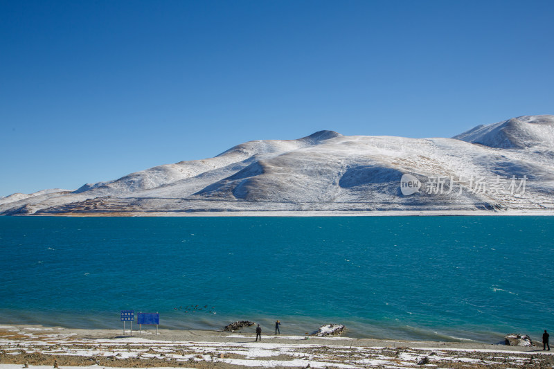 中国西藏羊卓雍措湖羊湖冬季雪景