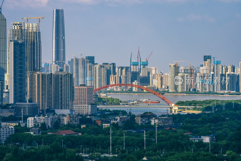 夏季武汉晴川桥与绿地中心城市天际线风光