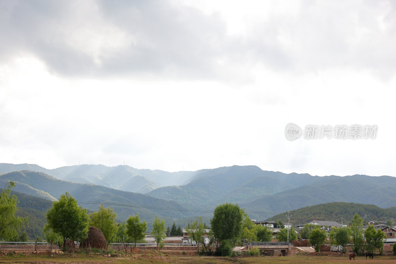 乡村田园与远山风景