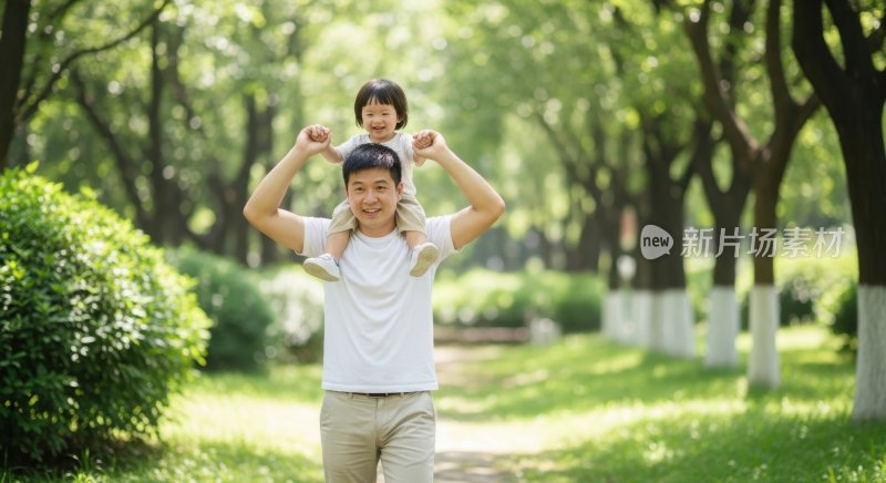 父亲在公园将孩子扛在肩头