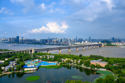 武汉夏季白天远眺长江大桥与黄鹤楼景区