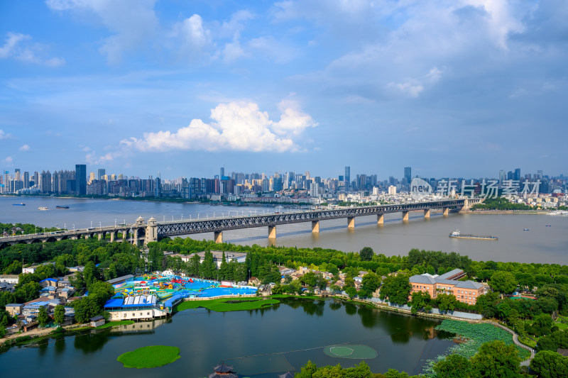 武汉夏季白天远眺长江大桥与黄鹤楼景区