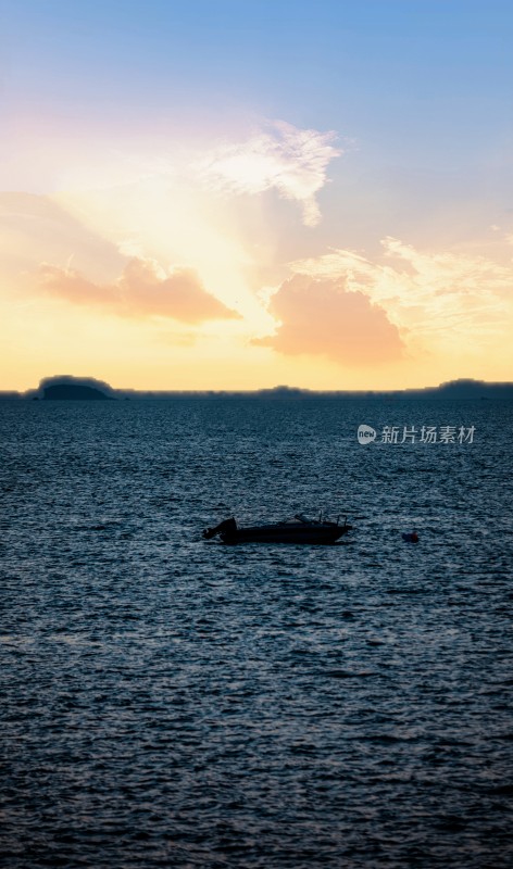 海上夕阳下的船只