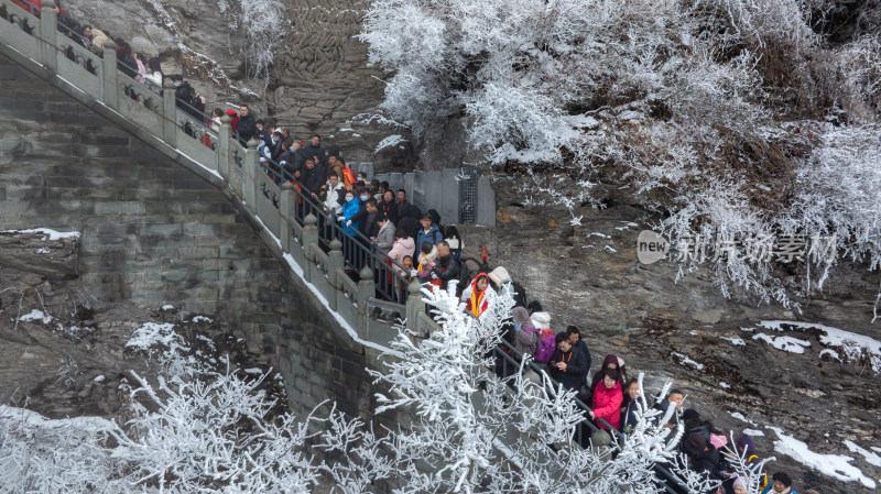 武当山金顶雪后游客排队上山游览