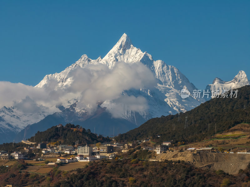 云南香格里拉梅里雪山飞来寺高空航拍