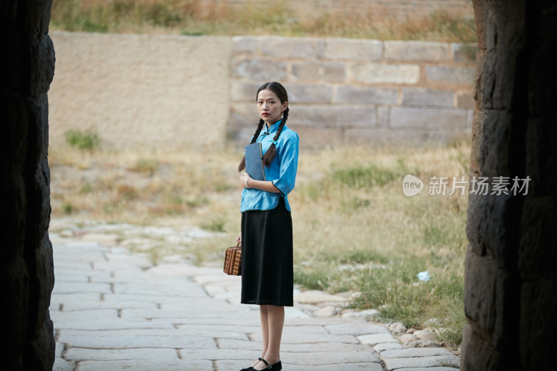 在古城身穿民国学生服饰的女大学生