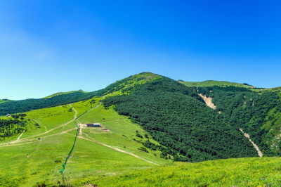 夏季蓝天白云绿色高山草甸群山大气风光