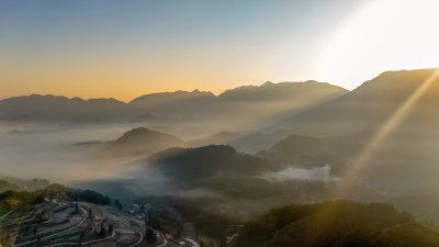 重庆酉阳：雾锁青山村庄靓