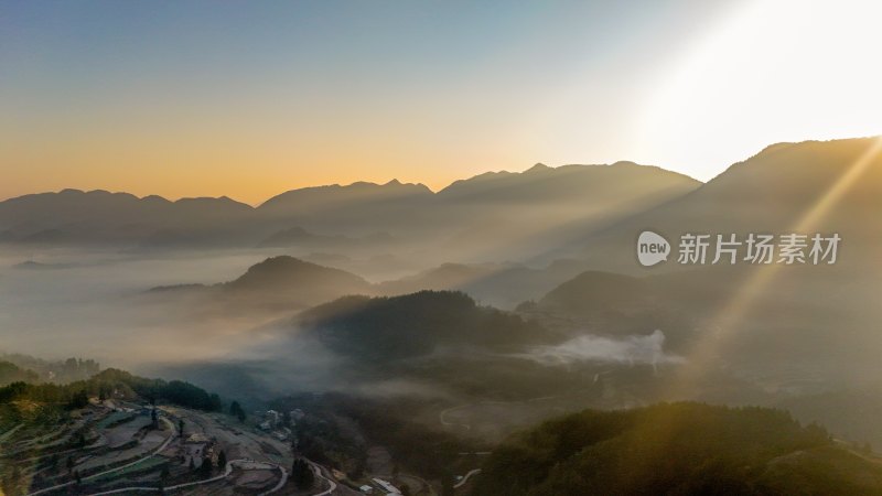 重庆酉阳：雾锁青山村庄靓