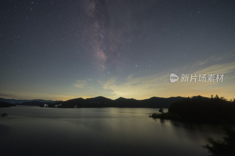 星空下的湖水与群山夜景