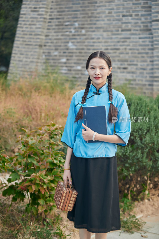 在古城身穿民国学生服饰的女大学生