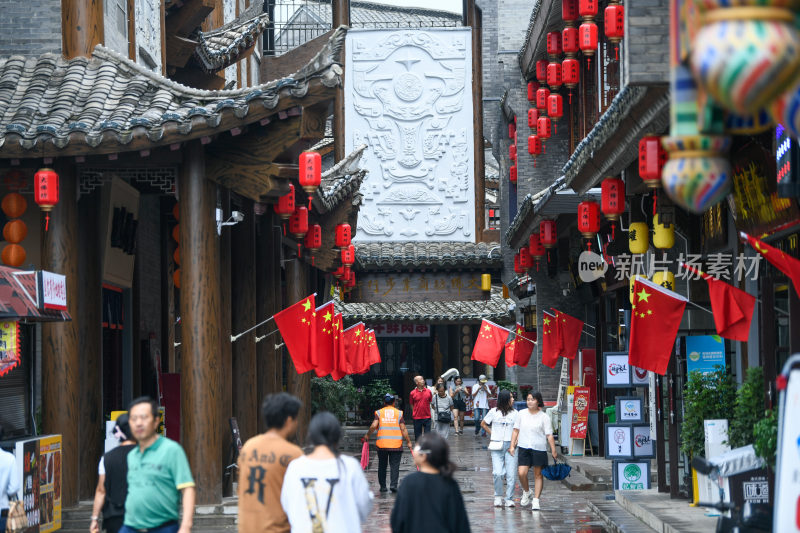 城市步行街道国庆节国旗氛围