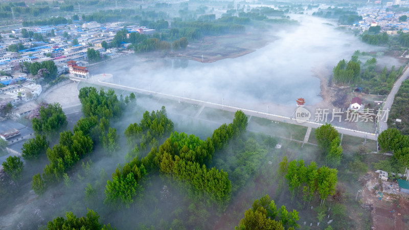 枣庄新城黑峪水库清晨的城市雾景