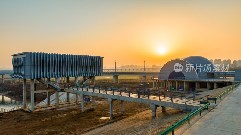 武汉府河边的新建水利设施