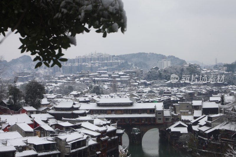 凤凰古城：古韵悠悠，山水如画。