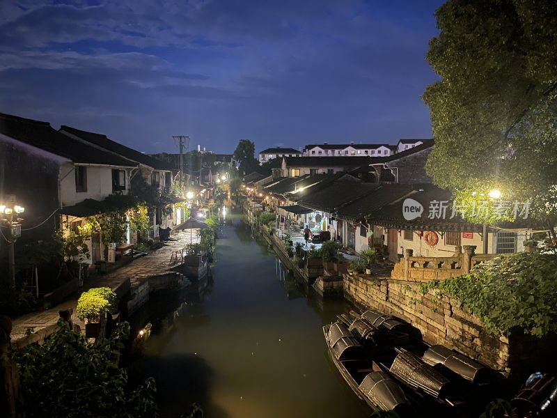 夜晚水乡古镇灯光璀璨的美景