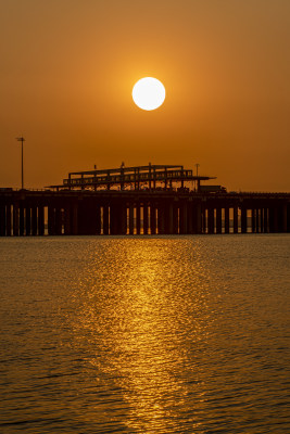 海上码头日落景象