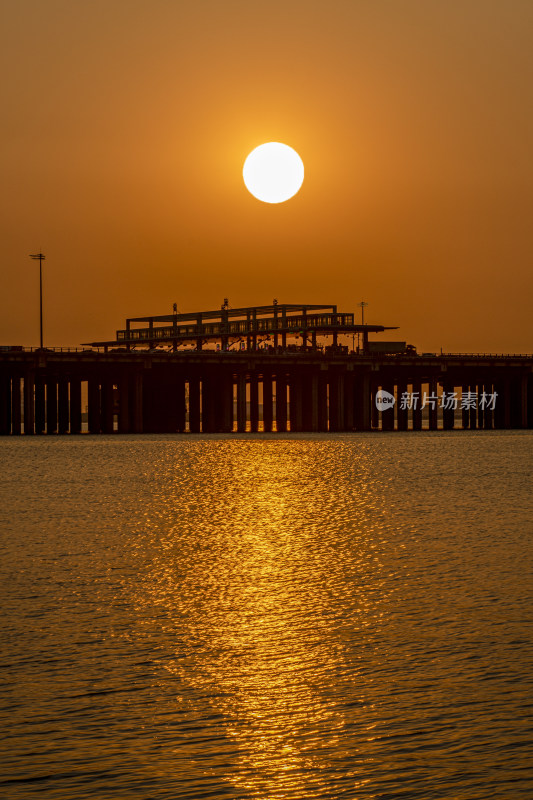 海上码头日落景象