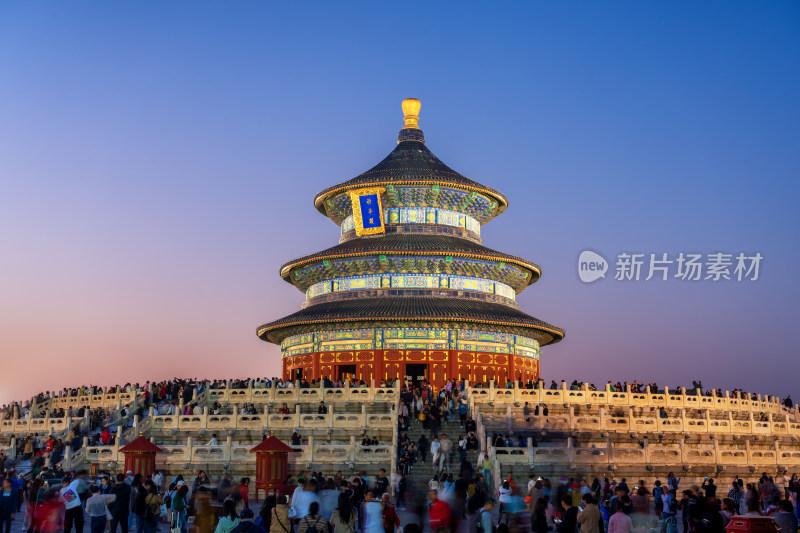 北京天坛祈年殿冬季黄昏的亮灯时分