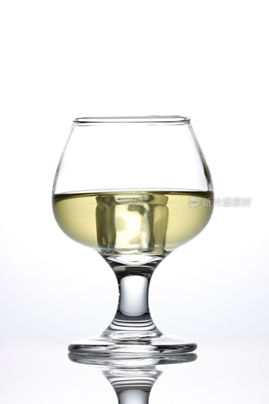 一玻璃杯酒精饮品的白底图