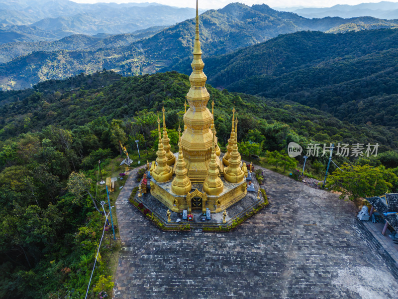 航拍景迈山群山环绕中的金色佛塔全景