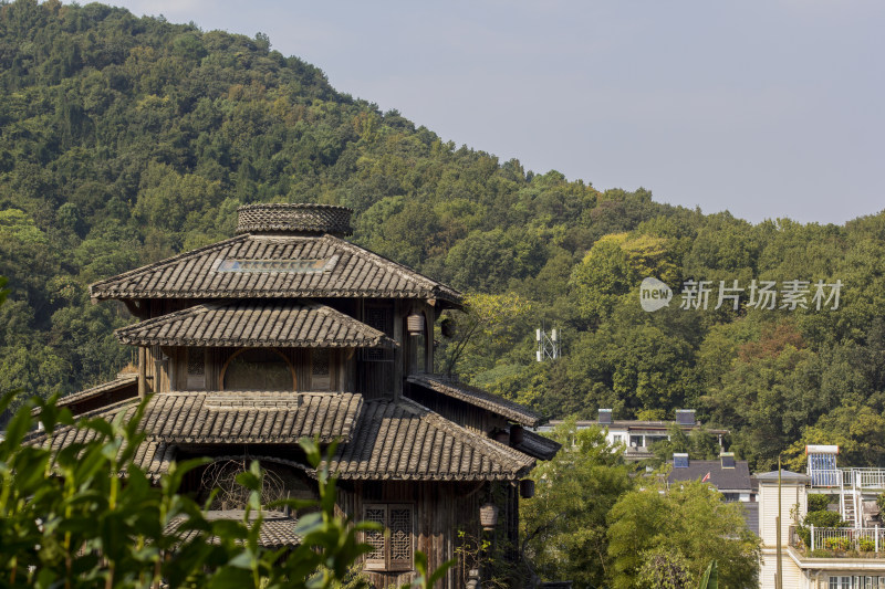 杭州满觉陇茶园小木屋，似《千与千寻》汤屋