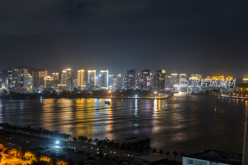 夜空映衬下的城市海景