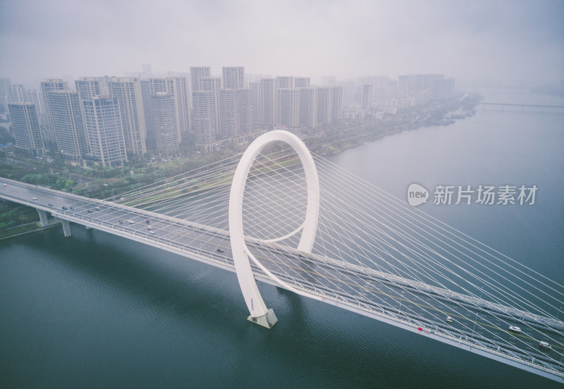雨雾中的柳州白沙大桥与柳江