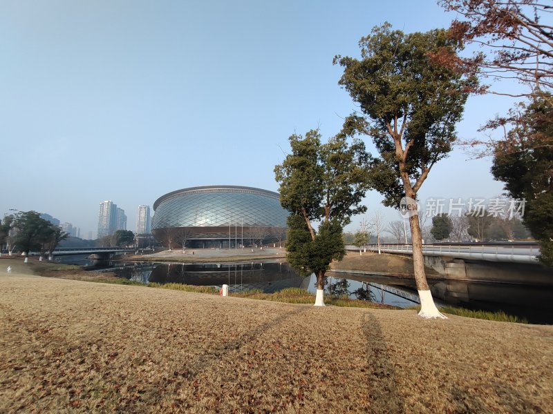 现代化圆形建筑周边的户外景色