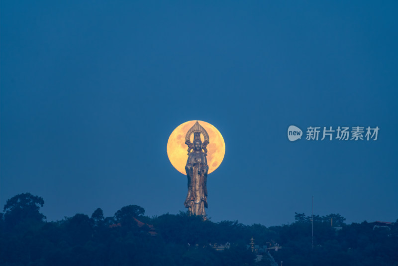 广州海鸥岛月光下的观音像古塔与圆月奇景