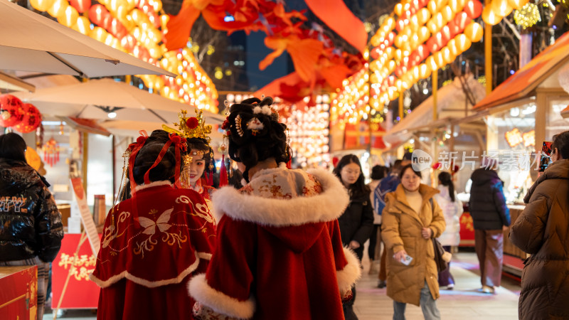 成都铁像寺水街新年氛围吸引市民打卡游玩