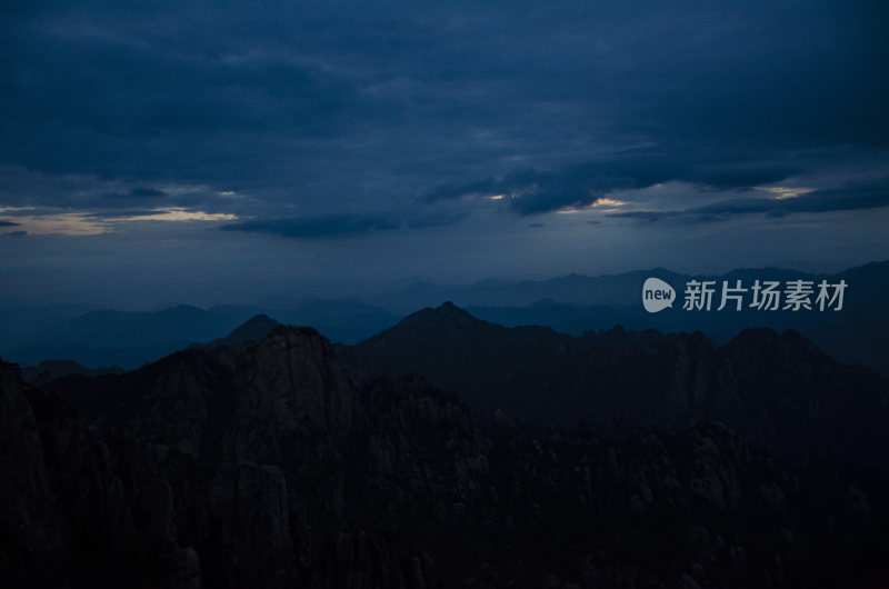 黄山 群山峻岭间的晨曦 云海 山峦 峰峦叠嶂