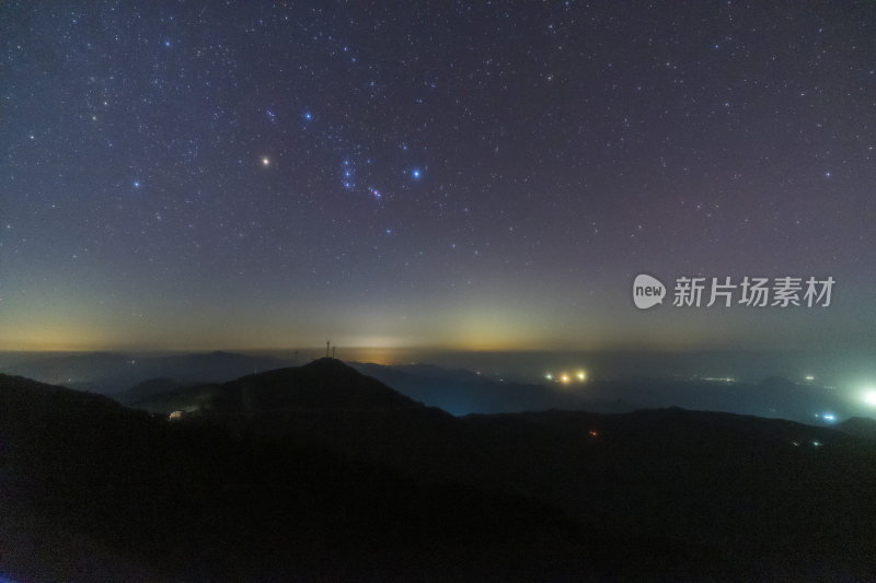 山顶眺望璀璨星空夜景