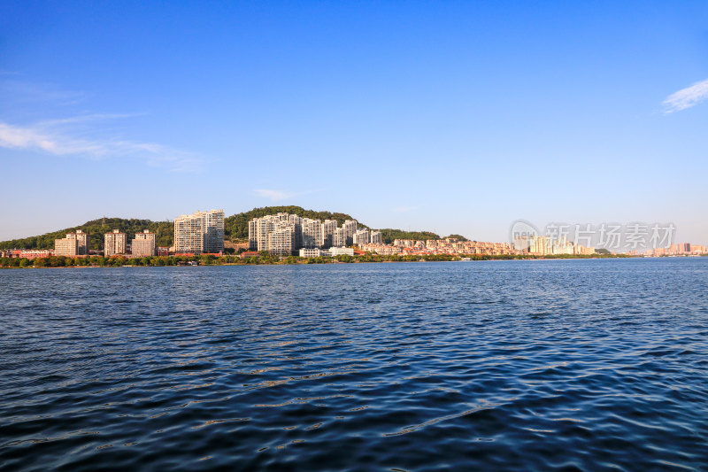 黄石磁湖景区城市风光，眺望城市天际线