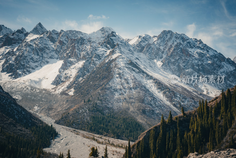 新疆天山山脉宏伟雪山风景