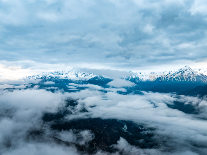 中国西藏高海拔雪山蓝天白云自然风景