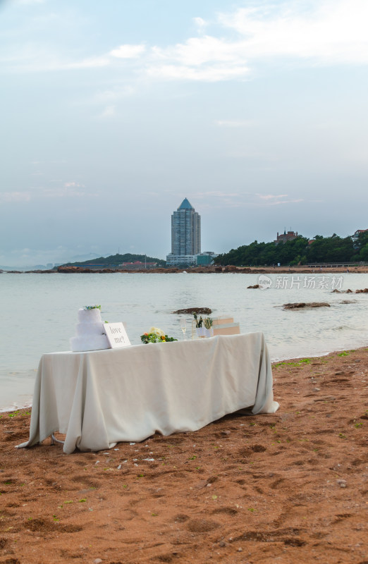 青岛太平角公园的海景，海边沙滩上的桌子