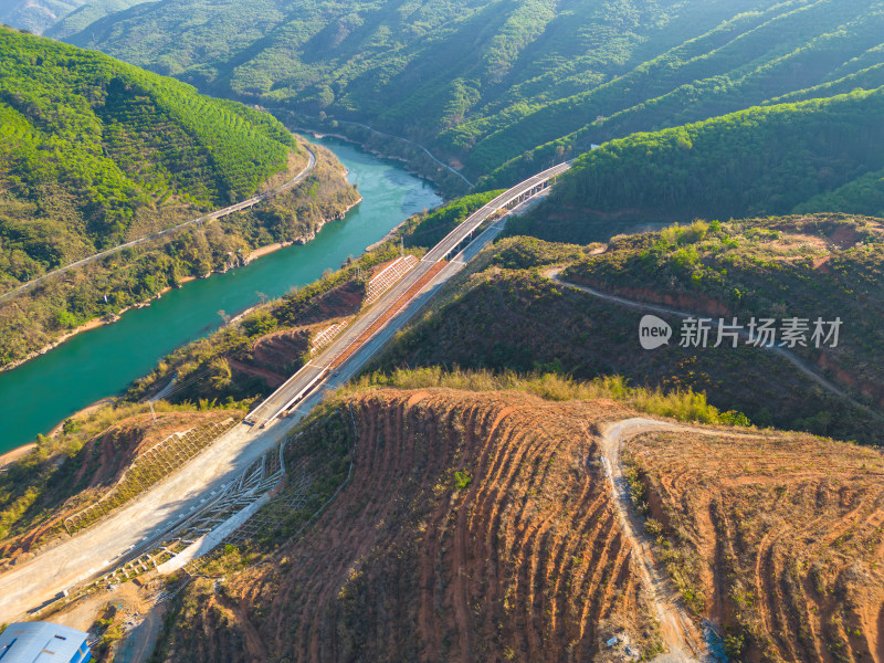 峡谷公路桥梁航拍