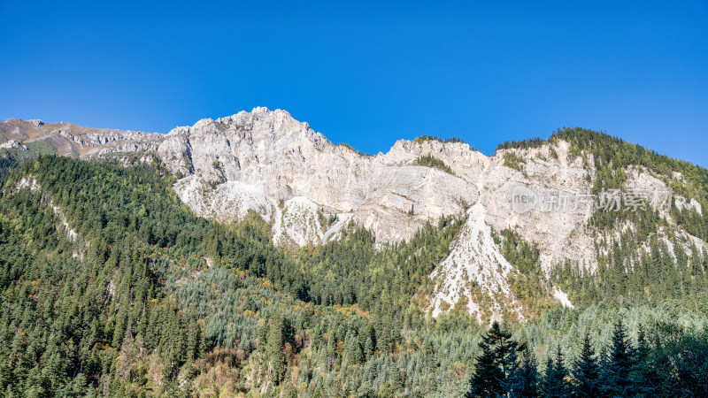 四川阿坝九寨沟景区初秋的山峰