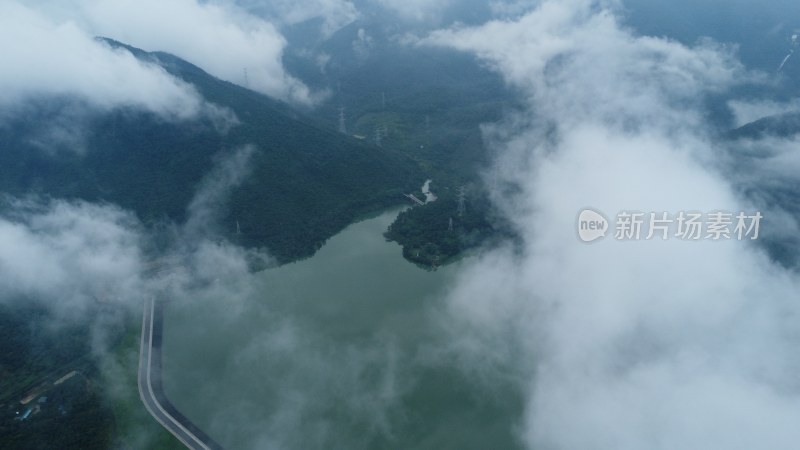 广东东莞：雨后银瓶山上空出现云海