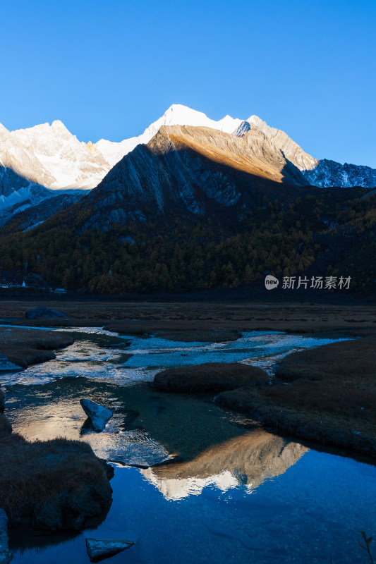 四川甘孜州稻城亚丁夏诺多吉神山日照金山