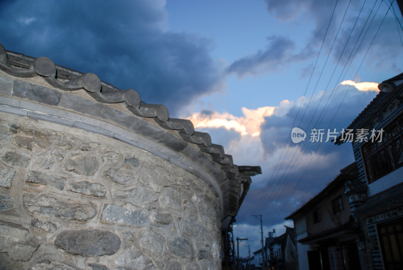 传统建筑屋檐与天空景象