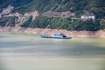 长江三峡上行驶的船舶，西陵峡，兵书宝剑峡