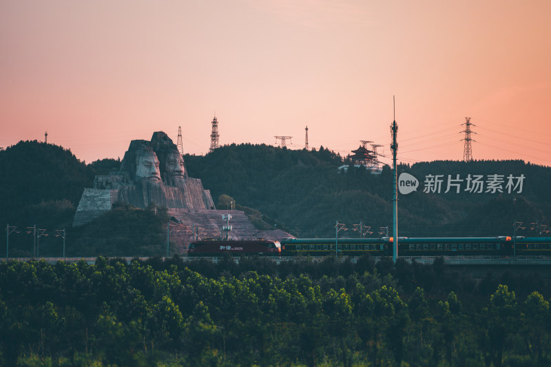 从炎黄二帝雕像下驶过的高速列车