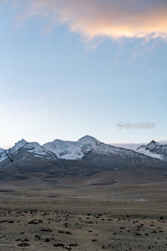 西藏那曲念青唐古拉雪山下的荒原静谧