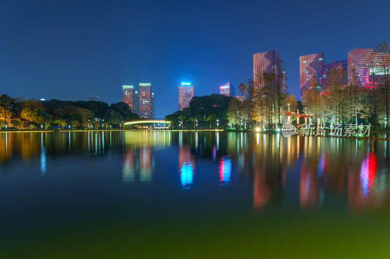 佛山千灯湖公园落羽杉红叶与城市夜景灯光