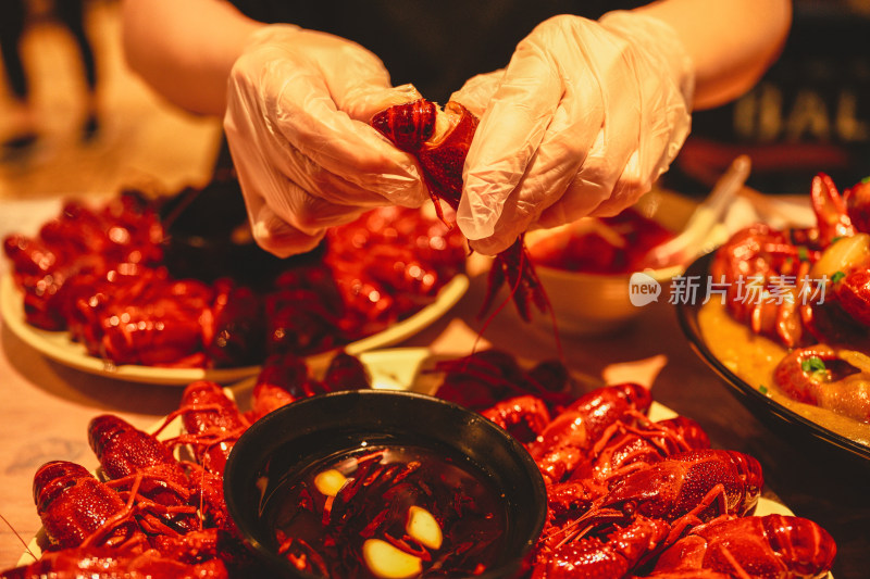 夏季在夜市上吃麻辣小龙虾