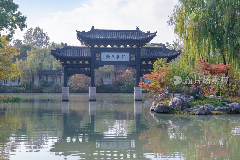 晴朗的午后，扬州瘦西湖江南园林风景